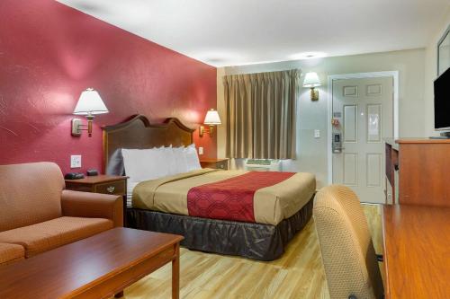 Econo Lodge Sturbridge Route 20 in Sturbridge, USA