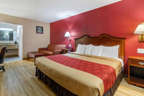 Econo Lodge Sturbridge Route 20 in Sturbridge, USA