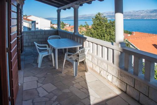 Apartments with a parking space Postira Brac - 6049 