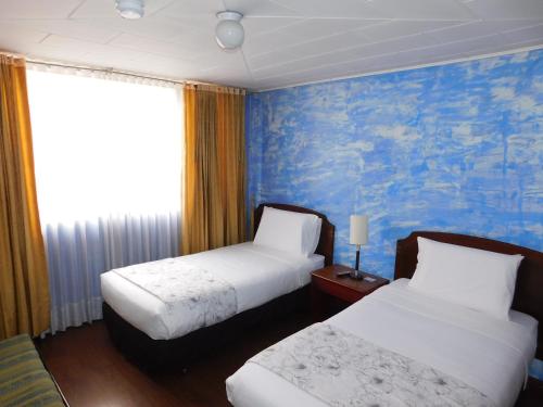 2 twin beds