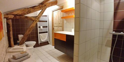 Bathroom, La Vayssade - Gite de Charme - 6 pers - Piscine Jacuzzi & Truffes near Laberandie Airport