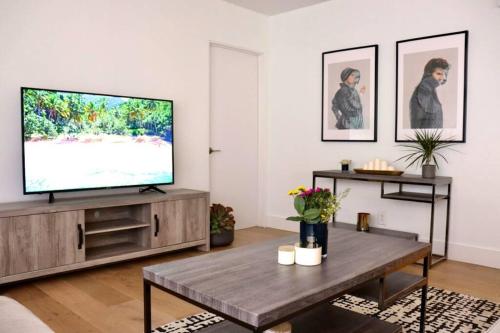 HEART OF WEST HOLLYWOOD MODERN SUITE 2 BEDROOM 2 BATH in Los Angeles, USA