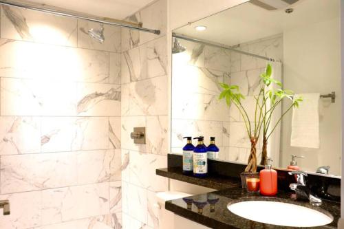 HEART OF WEST HOLLYWOOD MODERN SUITE 2 BEDROOM 2 BATH in Los Angeles, USA