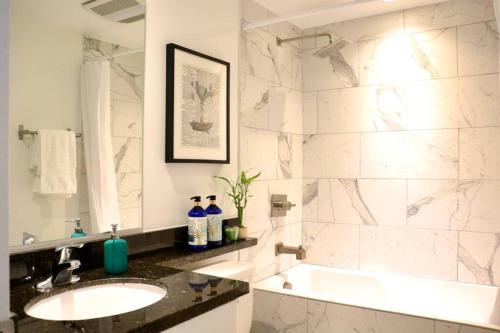 HEART OF WEST HOLLYWOOD MODERN SUITE 2 BEDROOM 2 BATH in Los Angeles, USA