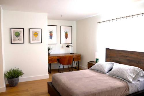 HEART OF WEST HOLLYWOOD MODERN SUITE 2 BEDROOM 2 BATH in Los Angeles, USA