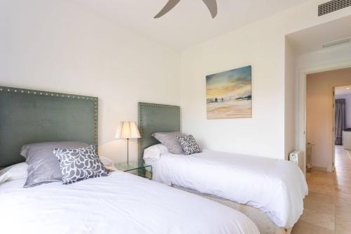 Royal Apartment w/shared pool, terrace &A/C