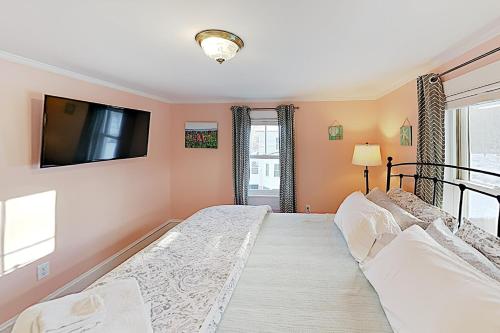 New Listing! Waterfront Retreat with Ocean Views home - image 7