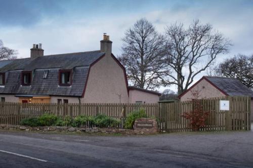 A szálláshely kívülről, Drumossie Bothy in Inshes Wood