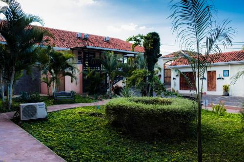 Dārzs, Rual's Hotel in Murra