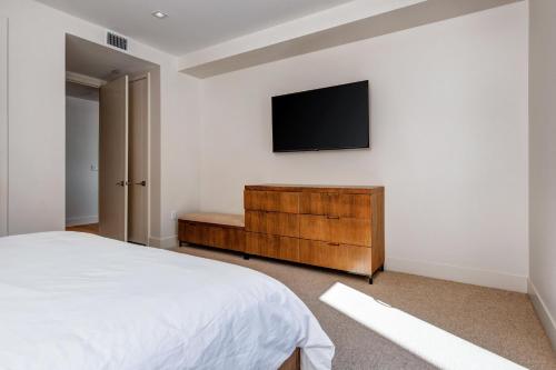 New Listing! All-Suite Ski-In Ski-Out Haven condo - image 9