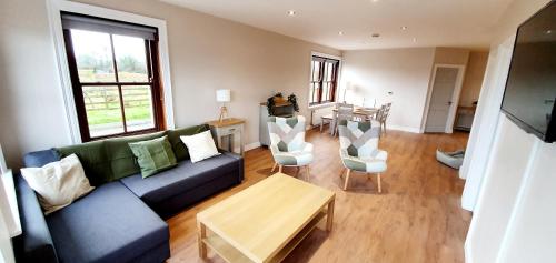 Riverside Marina Apartments in รูสกี