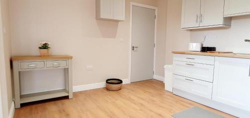 ห้องครัว, Riverside Marina Apartments in รูสกี