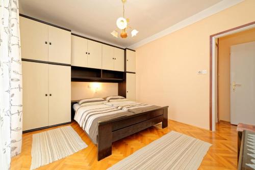 Apartments with a parking space Palit, Rab - 4970