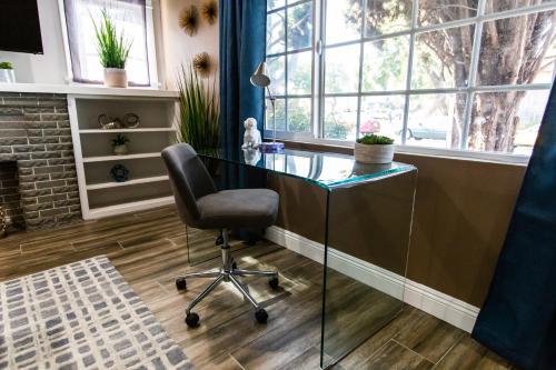 Long Beach Duplex King Bed Pet Friendly Nurses Surgeon Business Travelers Near St Marys Medical Center & Downtown in Long Beach, USA