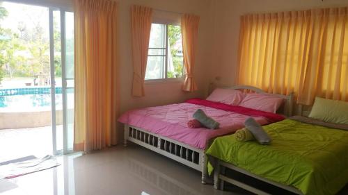5 king beds, 3 twin beds, 4 futon beds