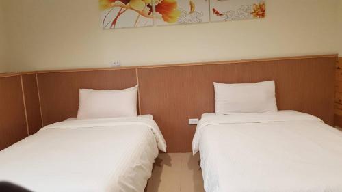 2 twin beds