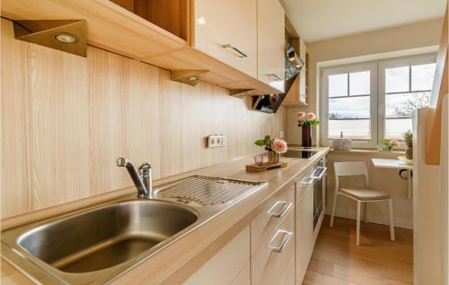 virtuve, Awesome Apartment In Langenhorn in Langenhorn (Schleswig-Holstein)