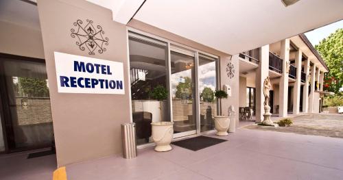 . Bella Vista Motel
