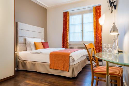 Single room city side with queen bed 10m2