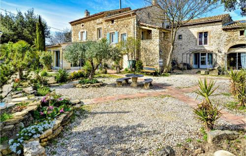 Beautiful home in Solérieux w/ Outdoor swimming pool and 3 Bedrooms gîte à louer Solérieux