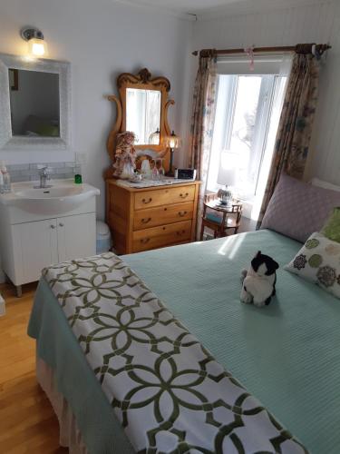 Queen Room with Shared Bathroom