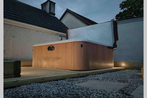 Highland HotTub Retreat, on NC500 in Kiркхілл