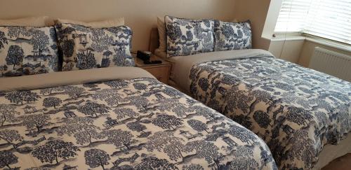 London Luxury 3 Bedroom Flat 1min walk from Underground, with FREE PARKING Sleeps x10, Londra