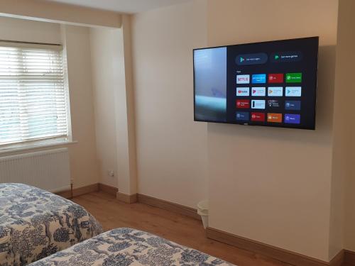 London Luxury 3 Bedroom Flat 1min walk from Underground, with FREE PARKING Sleeps x10, Londýn (fotografie 6)