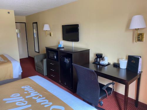 Days Inn & Suites by Wyndham Des Moines Airport