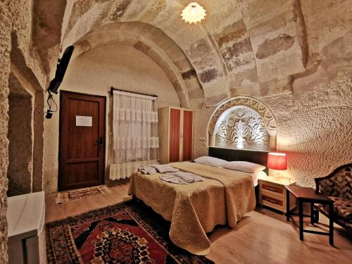 Falcon Cave Suites - image 8