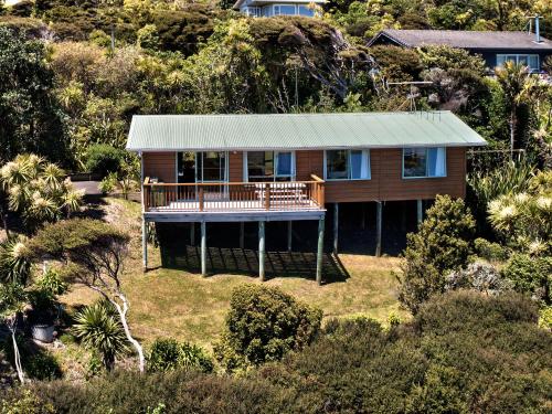 Pancuran, Seaview, Sun and Surf - Piha Holiday Home in Piha