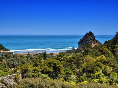 Seaview, Sun and Surf - Piha Holiday Home