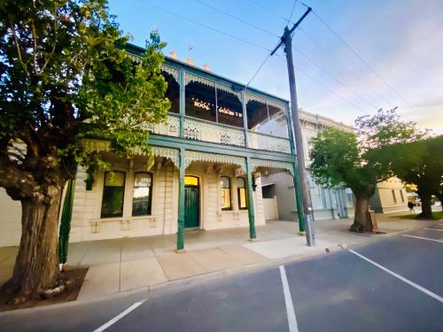 Entire Townhouse in Heart of Echuca's Port CBD - Treehouse Hideouts - 15 guest capacity