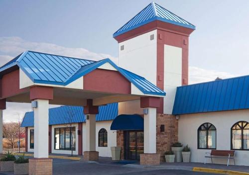 Norwood Inn & Suites Eagan