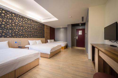 3 double beds