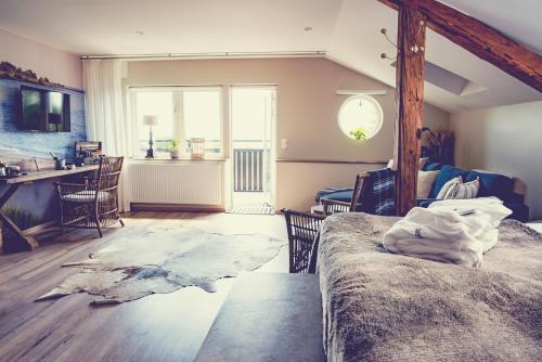 1 queen bed, 1 sofa bed