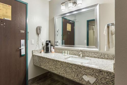 Quality Inn in Clare, USA
