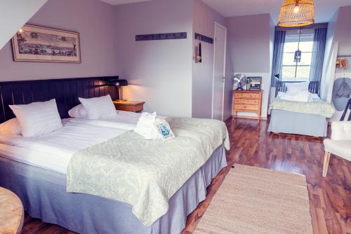 3 twin beds