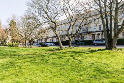 Luxury Apartment - 18 Lansdown Crescent - image 2