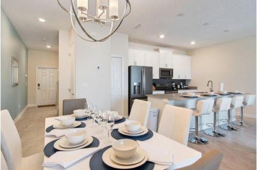 Four-Bedroom Townhome Davenport in Davenport