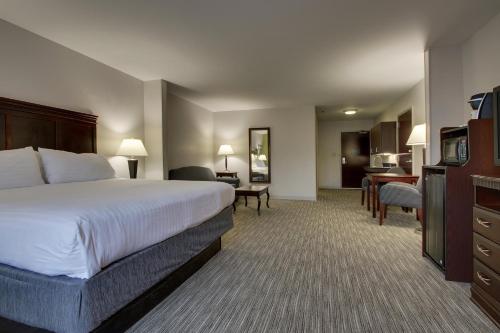 Holiday Inn Express Hotel & Suites Middleboro Raynham, an IHG Hotel