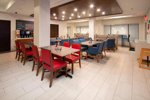 Holiday Inn Express Hotel And Suites Tupelo By IHG - 식음료(F&B)