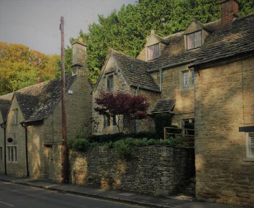 Sackville House A Riverside, Grade Ii Cottage, Bibury, Up To 6 People, Bibury, Gloucestershire