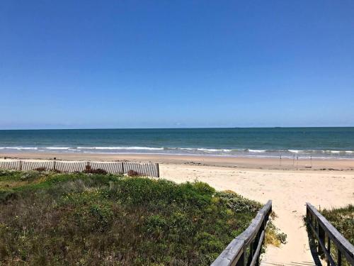 Fun in the Sun! Cozy Beach Pad, Gulf Views and Easy Access to the Sand!