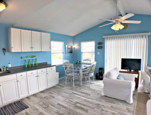 Fun in the Sun! Cozy Beach Pad, Gulf Views and Easy Access to the Sand!