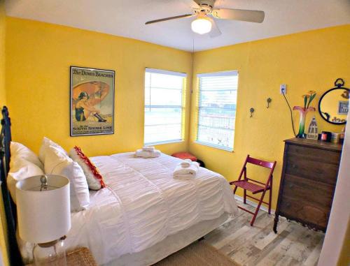 Fun in the Sun! Cozy Beach Pad, Gulf Views and Easy Access to the Sand!