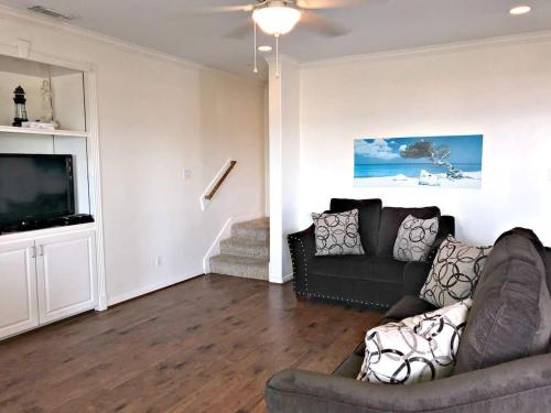 Beachfront Retreat - Sunrises Surf Sounds and Swimming! - image 9