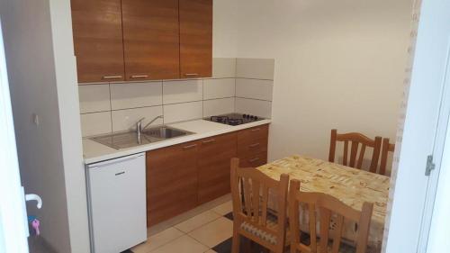 Apartments with a parking space Novi Vinodolski - 17108