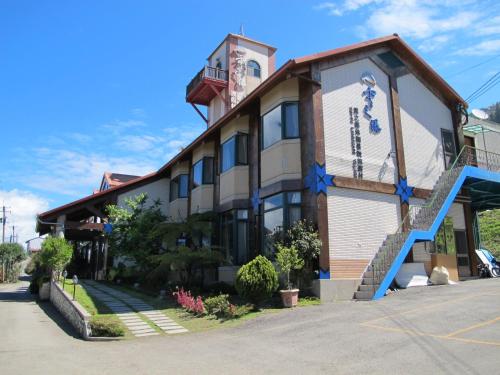 Cloud Falls Resort, Ren’ai