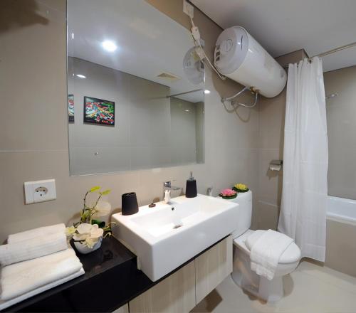 Ванная комната, Azalea Suites Cikarang by Jayakarta Group in Сикаранг